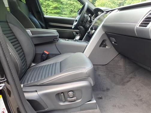 Santorini Black Metallic 2026 Land Rover Discovery Dynamic SE