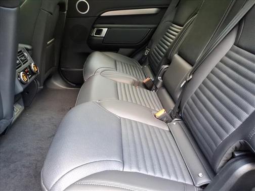 Santorini Black Metallic 2026 Land Rover Discovery Dynamic SE