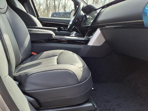 2025 Land Rover Range Rover P530 SE