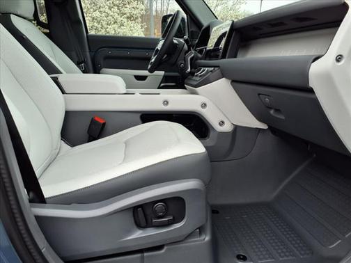 2025 Land Rover Defender 110 P300