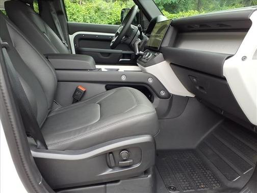 Fuji White 2026 Land Rover Defender P400 X-Dynamic SE