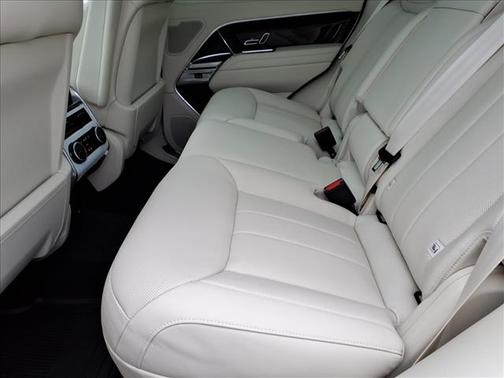 2026 Land Rover Range Rover P550e SE