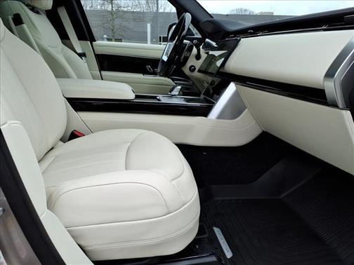 2026 Land Rover Range Rover P550e SE