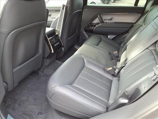 2026 Land Rover Range Rover P550e SE