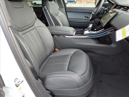 2026 Land Rover Range Rover P550e SE