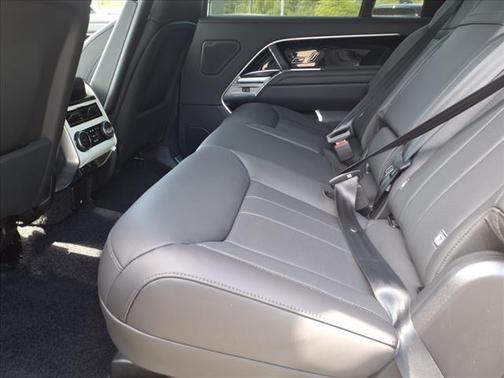2025 Land Rover Range Rover P530 SE 7 Seat