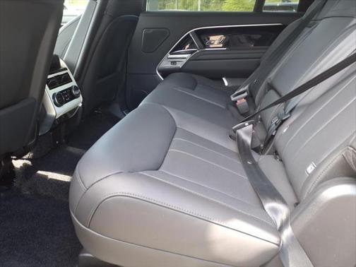 2025 Land Rover Range Rover P530 SE 7 Seat