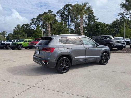 Platinum Gray Metallic 2024 Volkswagen Taos 1.5T SE