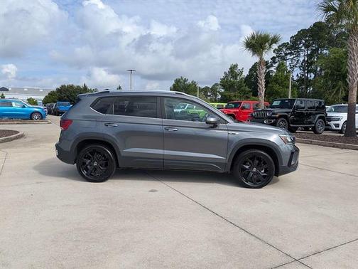Platinum Gray Metallic 2024 Volkswagen Taos 1.5T SE