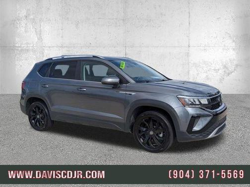 Platinum Gray Metallic 2024 Volkswagen Taos 1.5T SE
