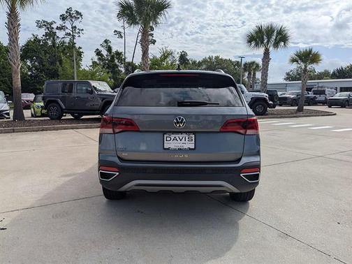 Platinum Gray Metallic 2024 Volkswagen Taos 1.5T SE