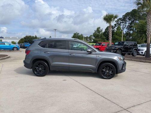 Platinum Gray Metallic 2024 Volkswagen Taos 1.5T SE