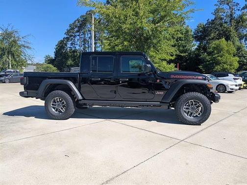 Black Clearcoat 2026 Jeep Gladiator Mojave