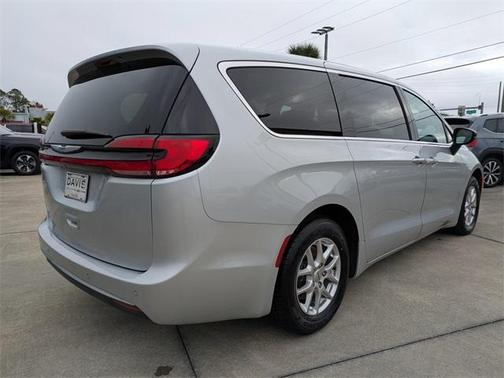 2024 Chrysler Pacifica Touring-L