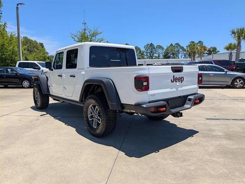 Bright White Clearcoat 2026 Jeep Gladiator Mojave