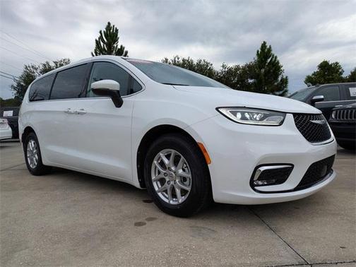 2023 Chrysler Pacifica Touring-L
