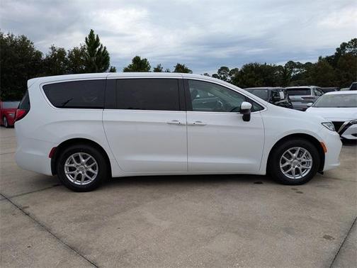 2023 Chrysler Pacifica Touring-L