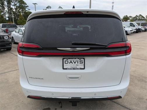2023 Chrysler Pacifica Touring-L