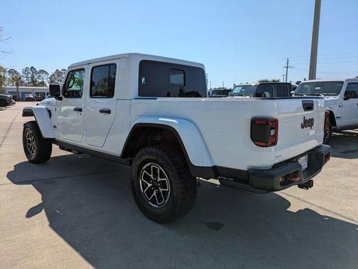 Bright White Clearcoat 2026 Jeep Gladiator Rubicon