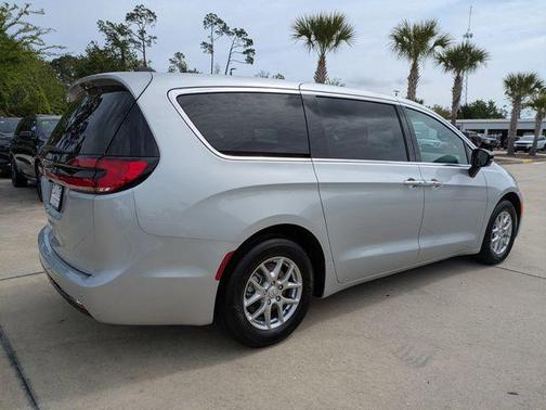 Silver Mist Clearcoat 2026 Chrysler Pacifica Select