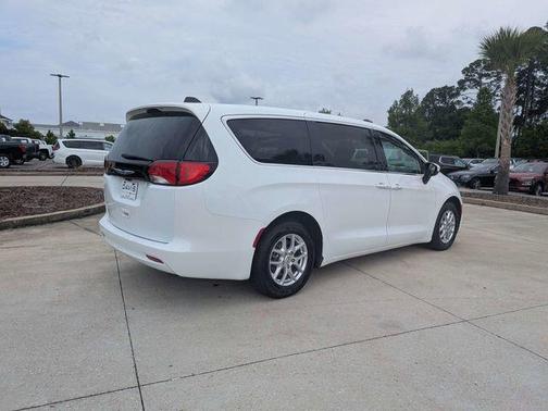 Bright White Clearcoat 2022 Chrysler Voyager LX