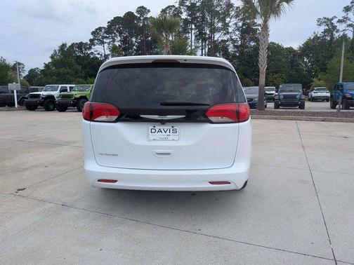 Bright White Clearcoat 2022 Chrysler Voyager LX