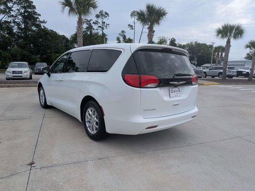Bright White Clearcoat 2022 Chrysler Voyager LX