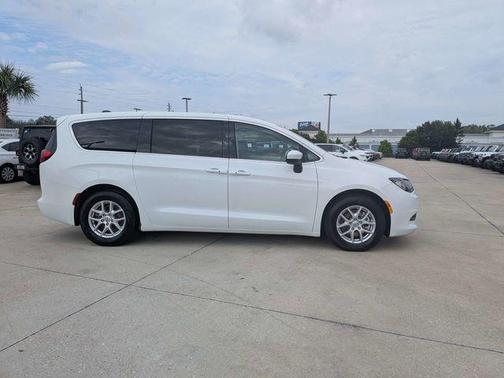 Bright White Clearcoat 2022 Chrysler Voyager LX