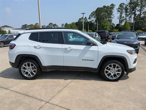 2022 Jeep Compass Latitude Lux