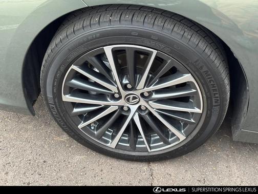 2025 Lexus ES 300h Base