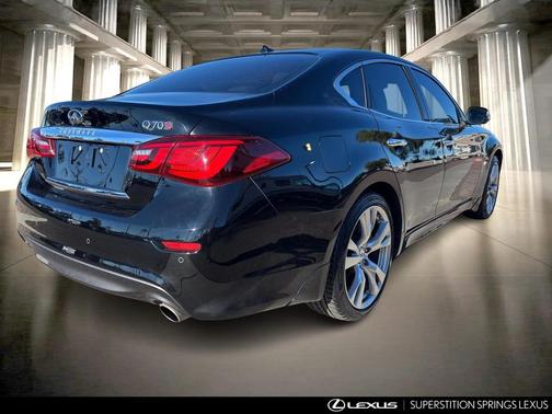 2017 INFINITI Q70 3.7
