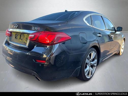 2017 INFINITI Q70 3.7