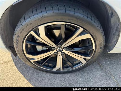 2022 Volvo XC60 Recharge Plug-In Hybrid T8 R-Design