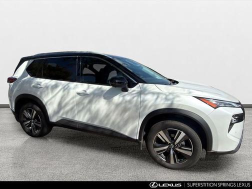 Everest White Pearl/Super Black 2025 Nissan Rogue SL