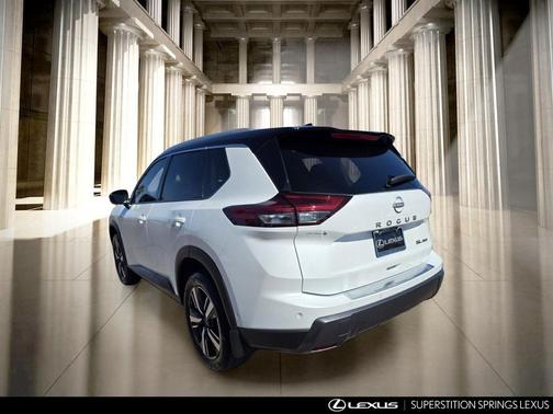 Everest White Pearl/Super Black 2025 Nissan Rogue SL