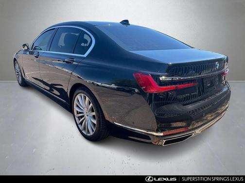 2022 BMW 740 i