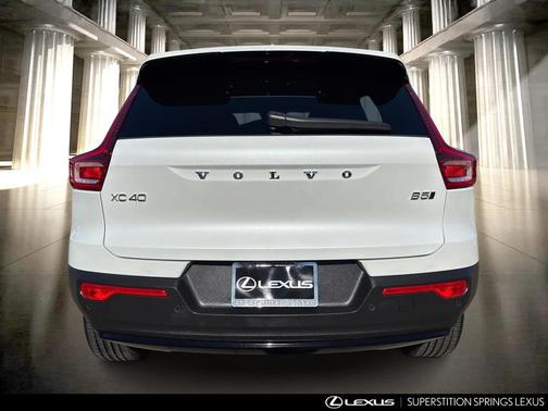 2024 Volvo XC40 B5 Plus Dark