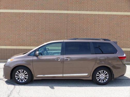 2018 Toyota Sienna XLE