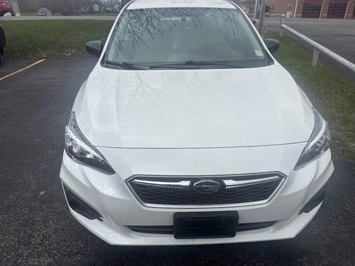 Crystal White Pearl 2017 Subaru Impreza 2.0i