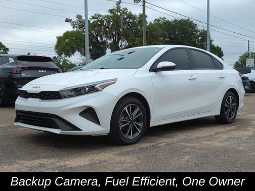 Snow White Pearl 2024 Kia Forte LXS