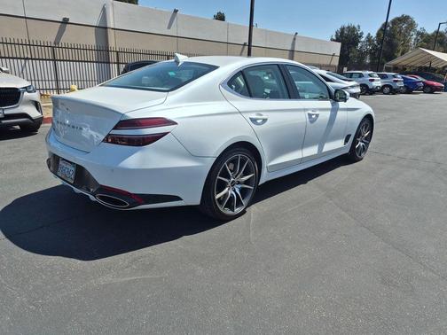 Uyuni White 2026 Genesis G70 2.5T RWD Prestige