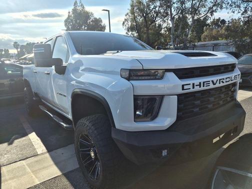 Summit White 2022 Chevrolet Silverado 2500 Custom