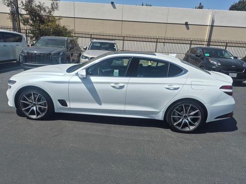 Uyuni White 2026 Genesis G70 2.5T RWD Prestige