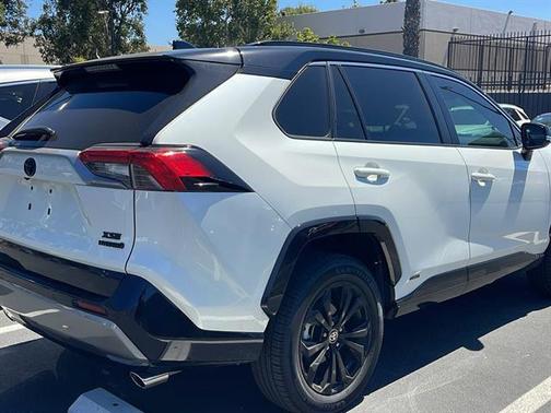 2022 Toyota RAV4 Hybrid SE