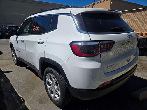 Bright White Clearcoat 2024 Jeep Compass Latitude
