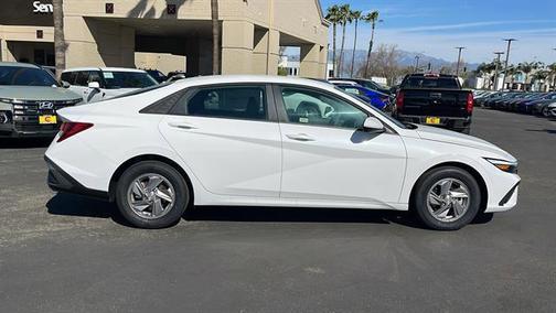 2025 Hyundai ELANTRA SE