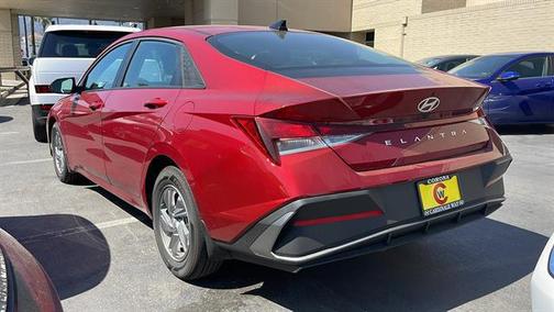 2025 Hyundai ELANTRA SE