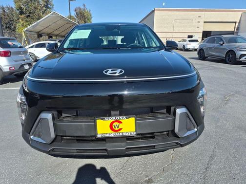Abyss Black Pearl 2026 Hyundai KONA SE