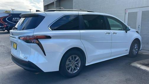 2021 Toyota Sienna XLE 8 Passenger