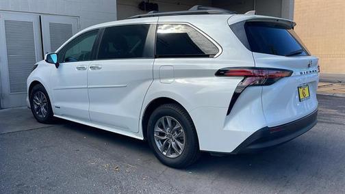 2021 Toyota Sienna XLE 8 Passenger